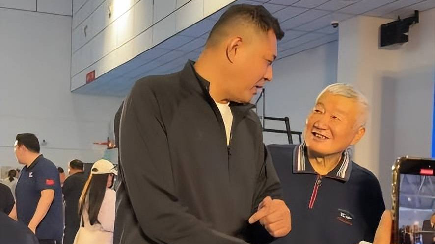 叶鹏巩晓彬再聚首！叶帅消瘦明显！广东2米13小将打野球，胖了很多