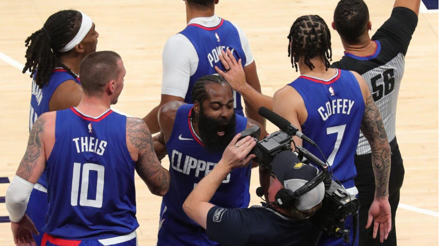 哈登布克组合再现神级配合攻防两端统治比赛节奏