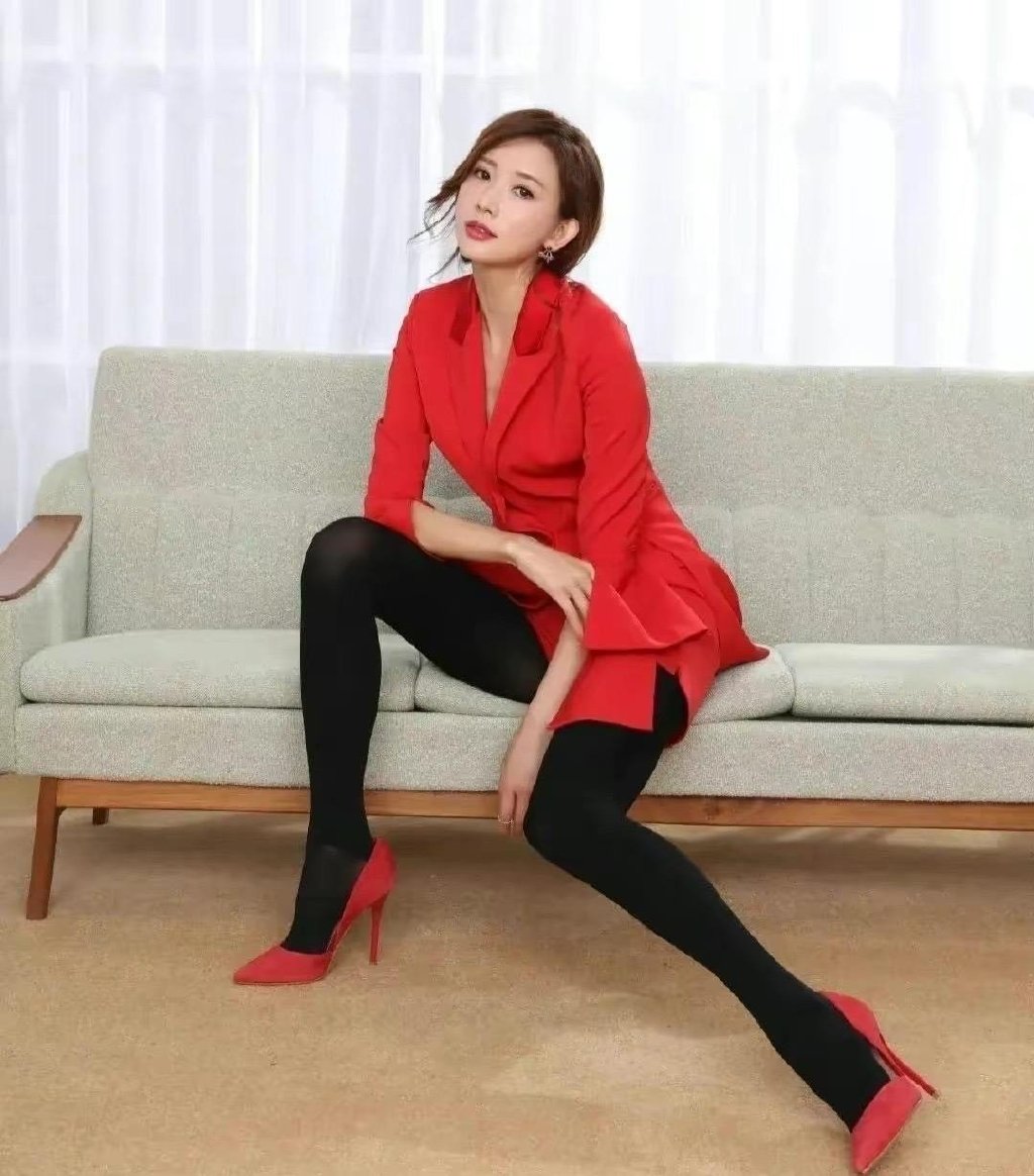 冬天穿裙子，美女搭配黑丝和红色高跟鞋，红黑配让裙装搭配更精彩_丝袜