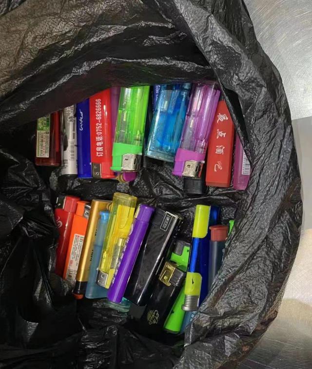 深圳男子带近30个打火机进站,被拦下后殴打安检员被拘休闲区蓝鸢梦想 - Www.slyday.coM 深圳男子带近30个打火机进站,被拦下后殴打安检员被拘休闲区蓝鸢梦想 - Www.slyday.coM