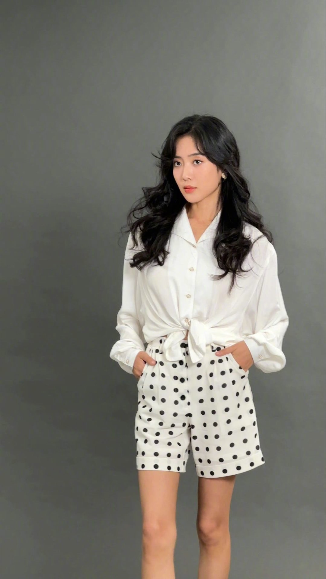 王梓薇《狮城山海》浅色系穿搭美学上线！