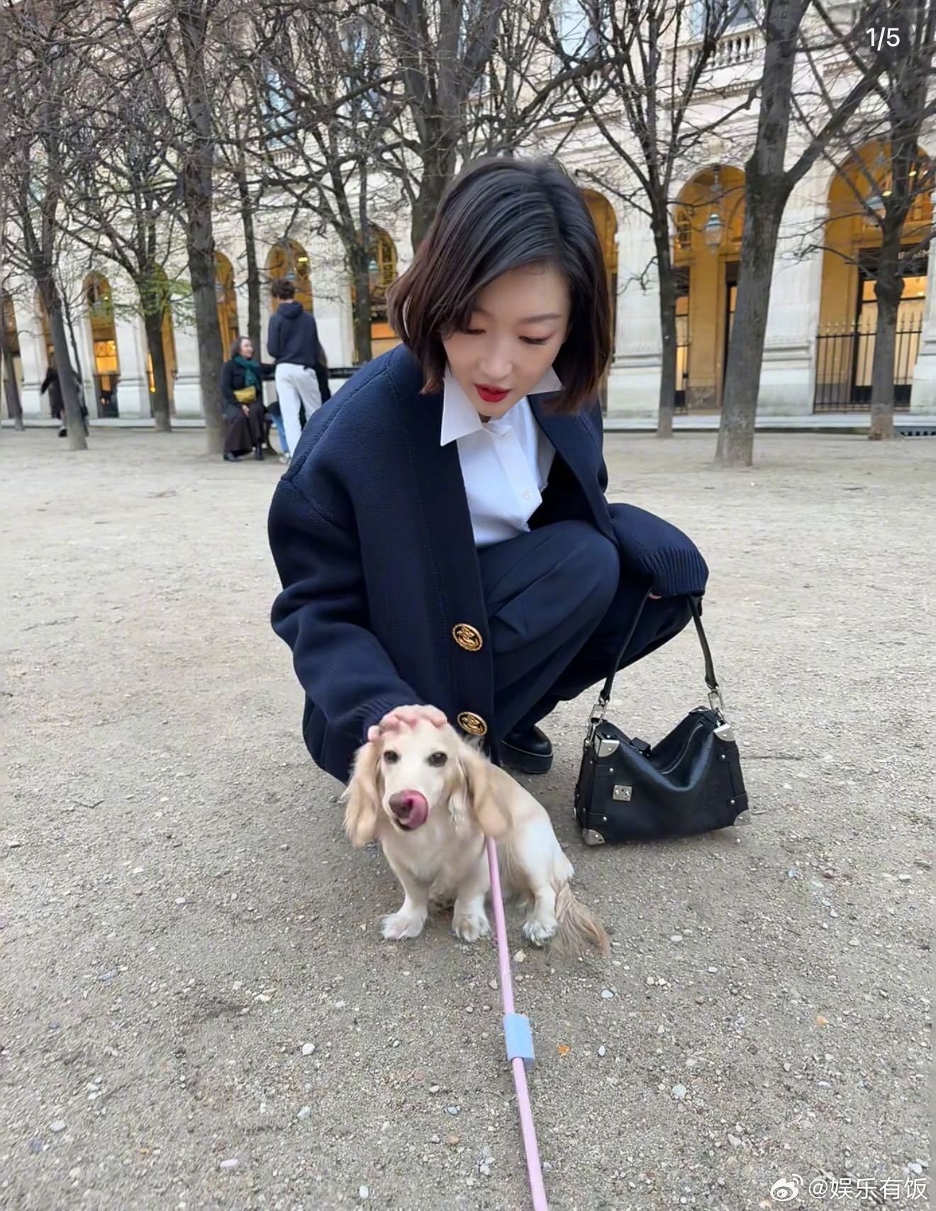 周冬雨在巴黎街拍偶遇小狗就忍不住逗了起来！果然没有一个人可以拒绝小斗