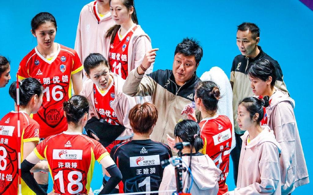  女排联赛总决赛激烈交锋 卫冕冠军逆转取胜捧起冠军奖杯