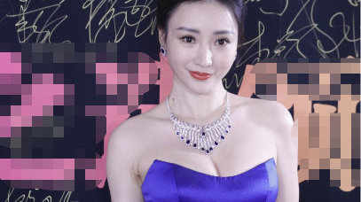 柳岩扎着丸子头，涂红唇气场十足，穿抹胸蓝色礼裙大秀好身材slay全场