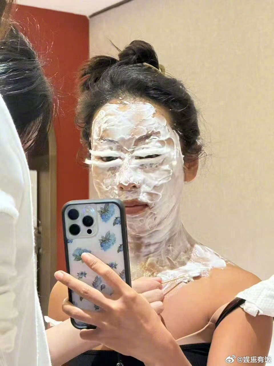 吉克隽逸评论区画风引热议