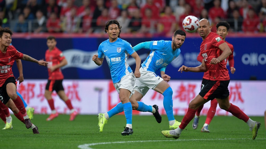 成都蓉城2-0大连英博，古尔芬克尔、胡荷韬破门，孙铂失误宋岳染红