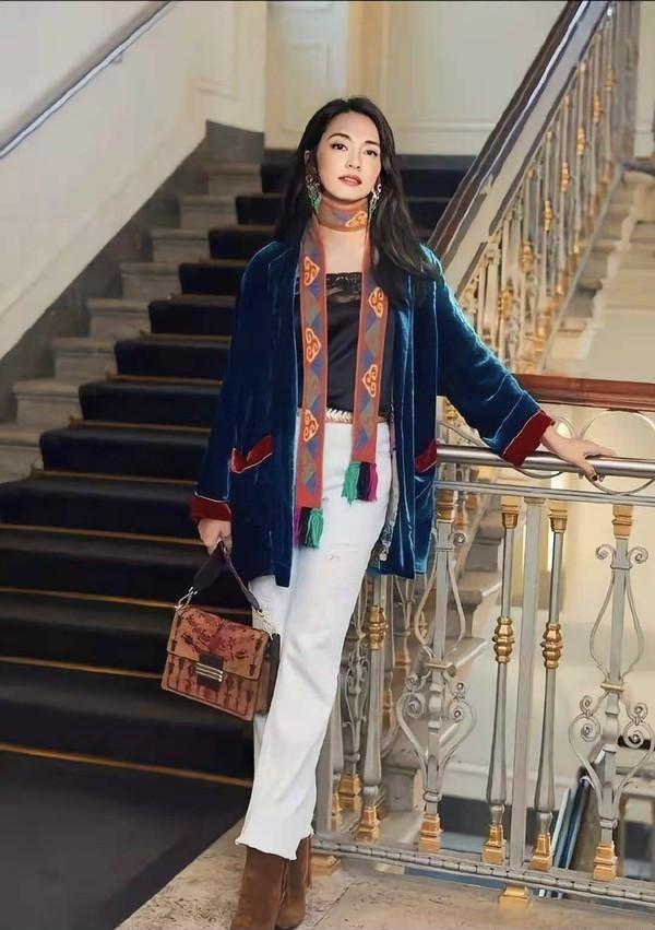 姚晨的高级感真难学！墨绿色丝绒外套神秘高级，搭黑色吊带更精致