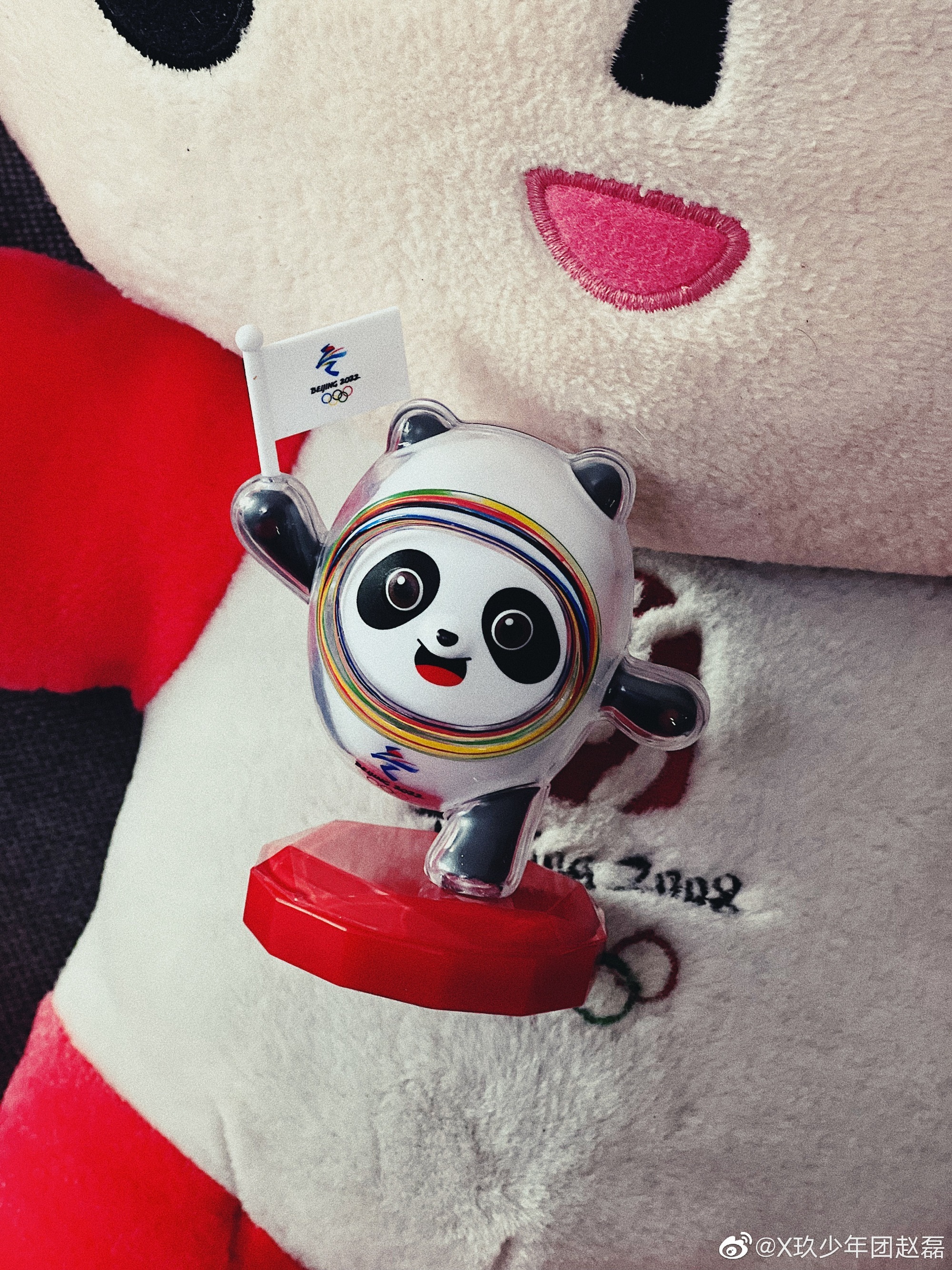 冰墩墩真是人见人爱赵磊还想要冰墩墩钥匙扣和挂饰