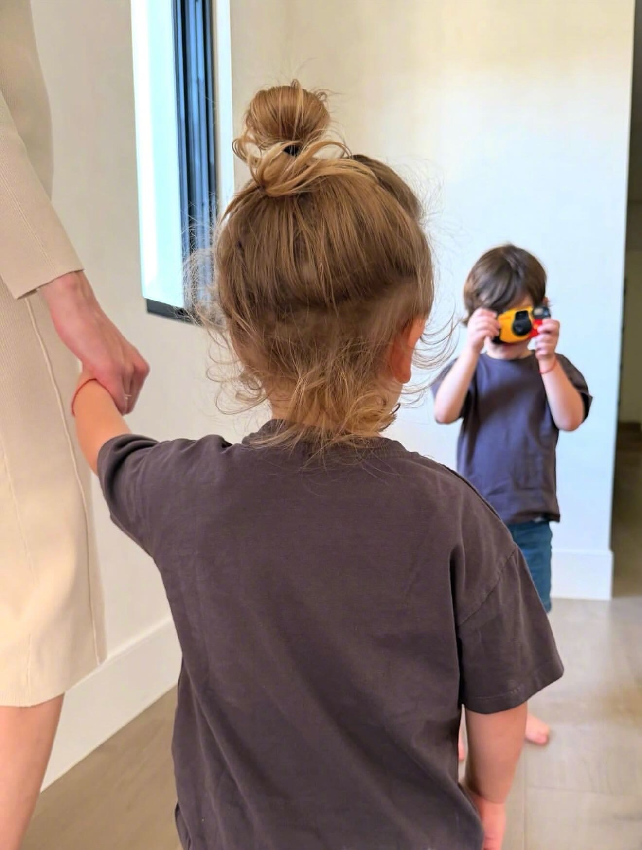 Karlie Kloss携两子出席奥斯卡派对，Gucci礼服亮相