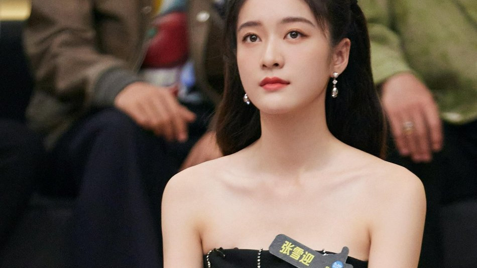 张雪迎着黑色抹胸长裙文艺清新