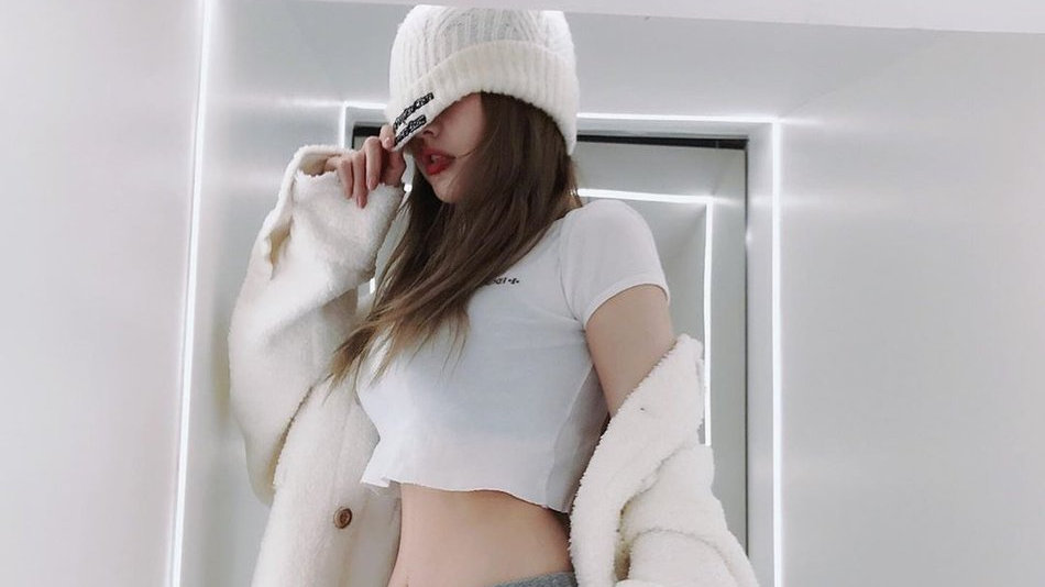 周扬青身穿露脐装秀蛮腰