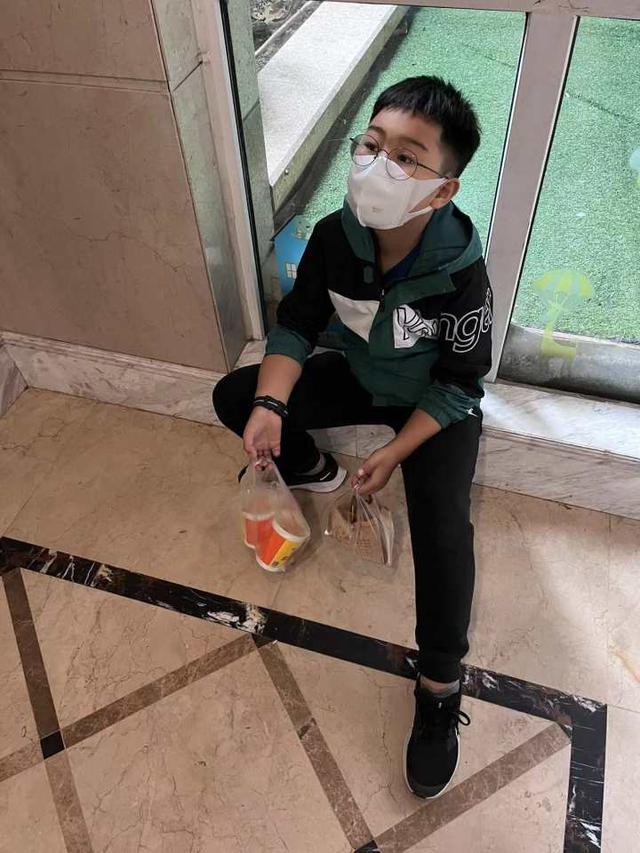 种树的钱自己挣!今天杭州一个8岁男孩当了半天“跑腿小哥”,赚到了45元休闲区蓝鸢梦想 - Www.slyday.coM 种树的钱自己挣!今天杭州一个8岁男孩当了半天“跑腿小哥”,赚到了45元休闲区蓝鸢梦想 - Www.slyday.coM