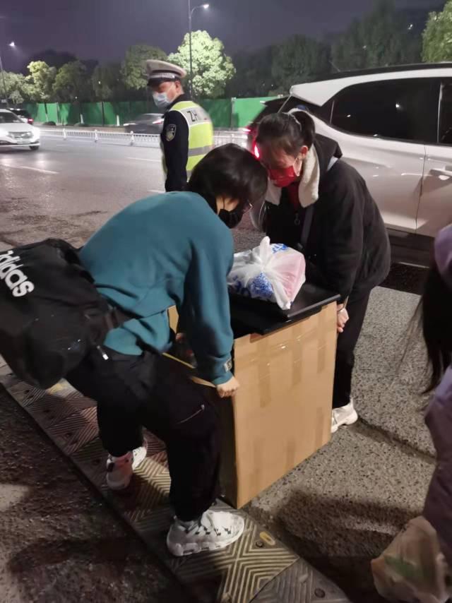 直击萧山抗疫现场:小区全员核酸检测正有序进行,隔壁幼儿园小朋友被统一安置到酒店休闲区蓝鸢梦想 - Www.slyday.coM 直击萧山抗疫现场:小区全员核酸检测正有序进行,隔壁幼儿园小朋友被统一安置到酒店休闲区蓝鸢梦想 - Www.slyday.coM