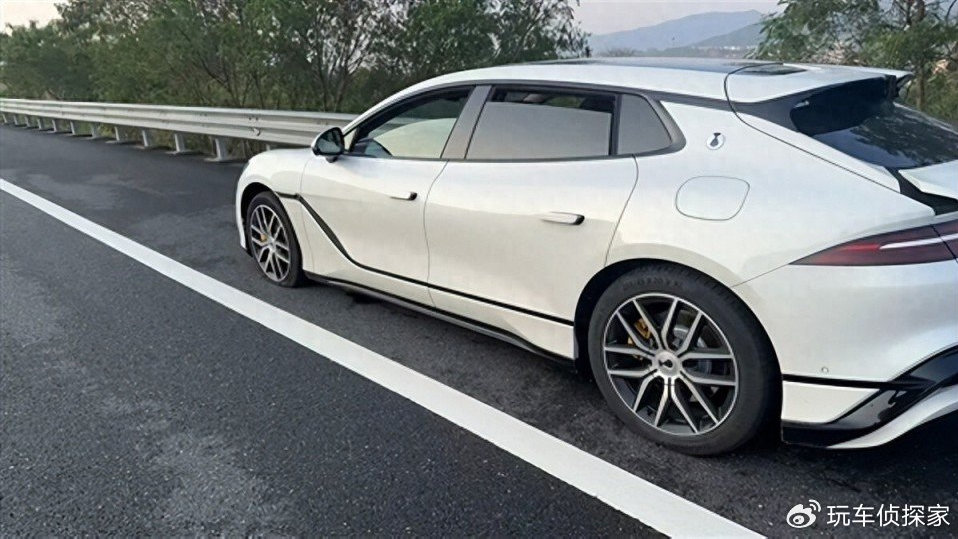 腾势Z9GT高速120km/h瞬间爆胎失压，车主：易三方技术救了一命