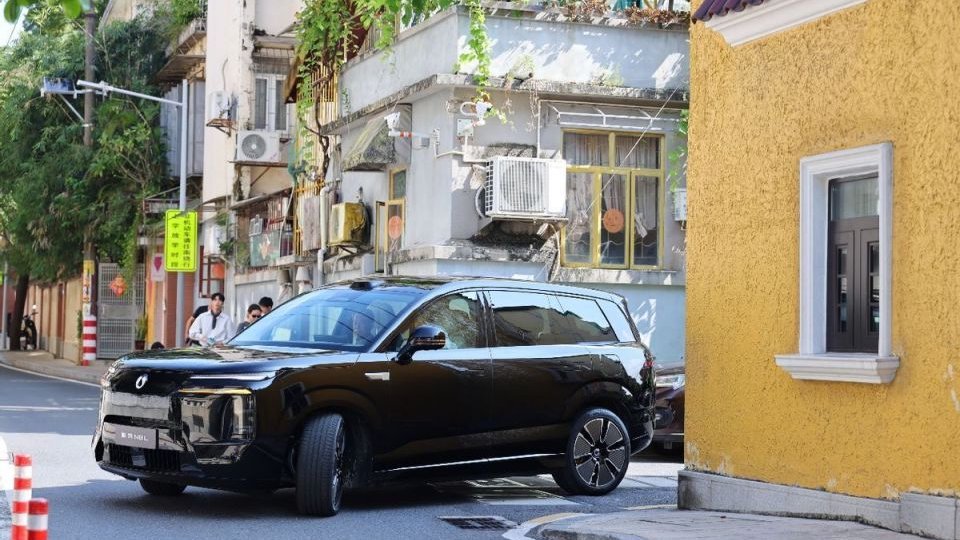 陈小春应采儿喜迎“家庭新成员”，开腾势N8L有多舒适？