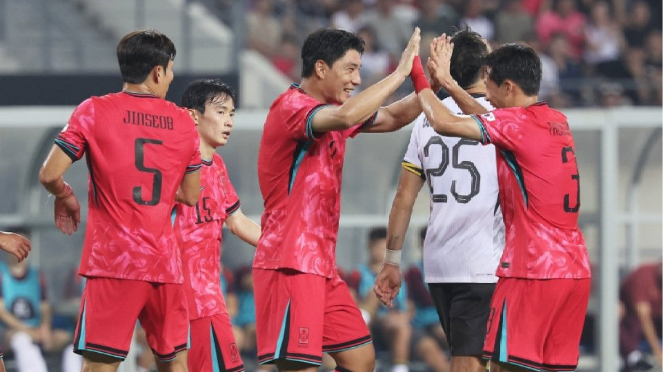 国足0-3韩国吞东亚杯开门黑！塞鸟韦世豪造险，0射正+拼劲遭质疑