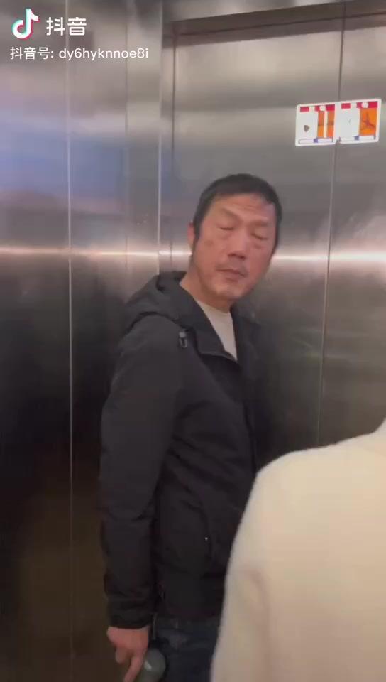 武汉一女子因按错电梯楼层遭男子辱骂殴打,还被威胁:不删视频,后果自负……休闲区蓝鸢梦想 - Www.slyday.coM 武汉一女子因按错电梯楼层遭男子辱骂殴打,还被威胁:不删视频,后果自负……休闲区蓝鸢梦想 - Www.slyday.coM