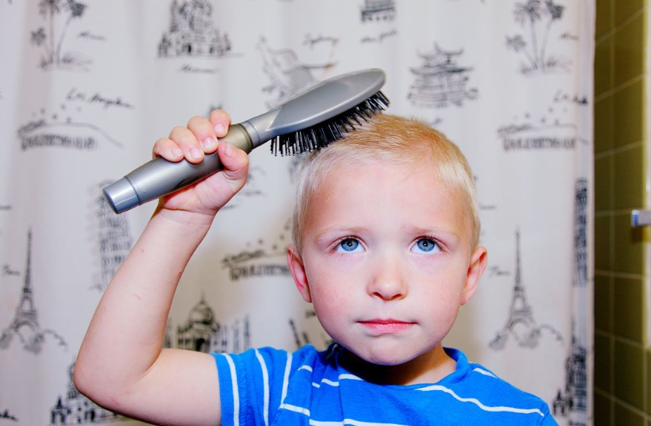 宝宝睡觉抓头抓耳朵 宝宝后脑勺发痒原因