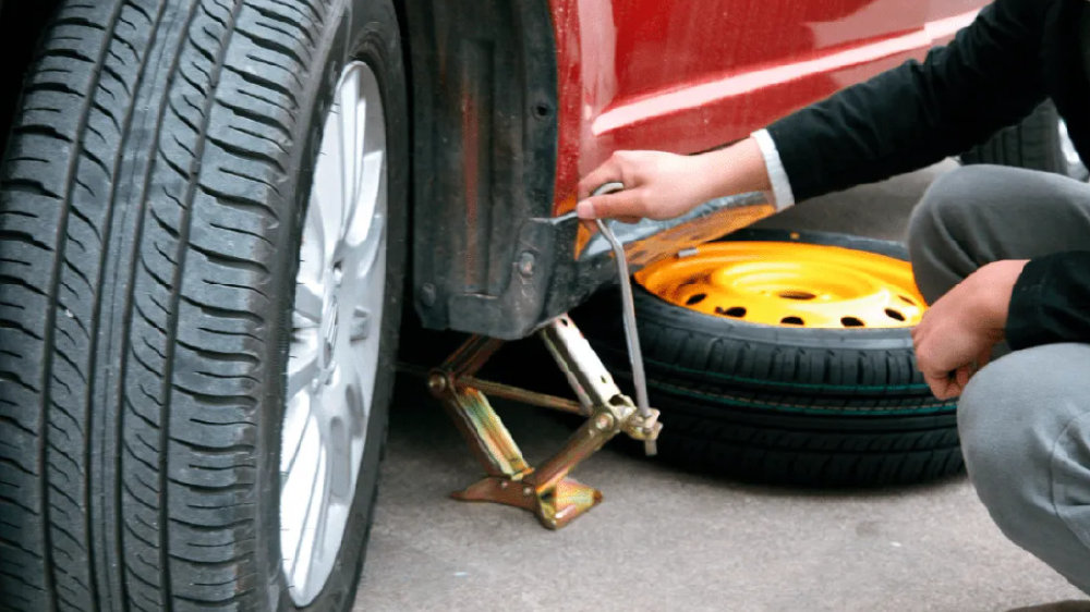 汽车轮胎多久换才合适？出现这几个情况还不换可能会爆胎影响安全