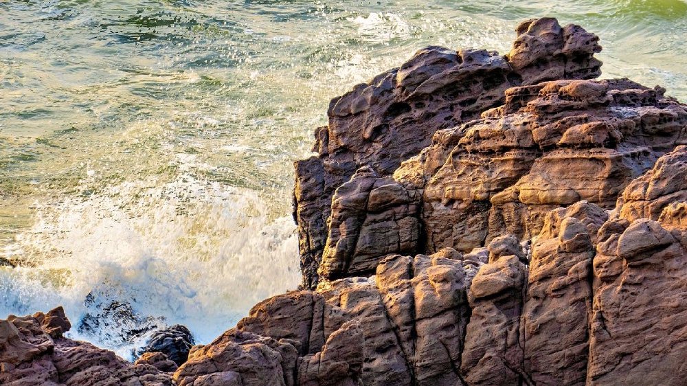 江山半岛怪石滩：大自然的鬼斧神工，浪漫爱情与怪石滩的邂逅