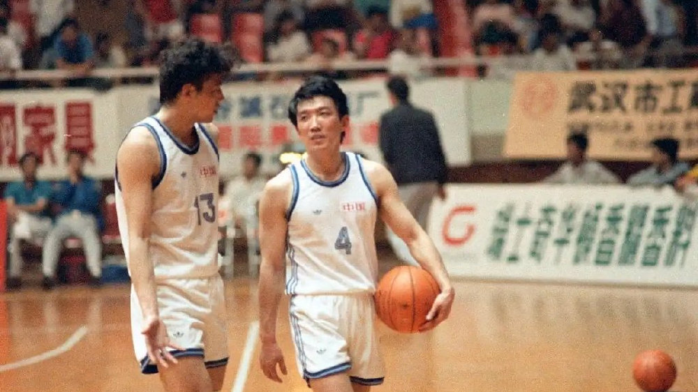 官宣！时隔二十年，宫鲁鸣接替郑薇重掌中国女篮帅印