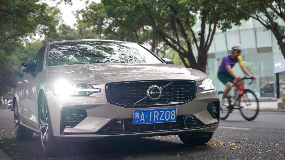 年轻人的第一台运动轿车，沃尔沃S60 B5驰骋春日赛道