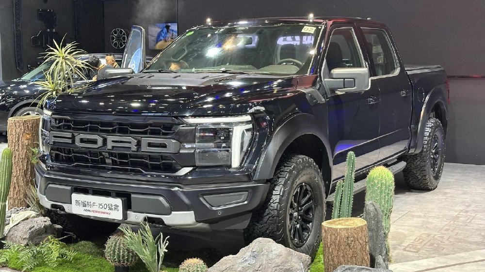 新款福特F-150猛禽亮相重庆车展！3.5T V6动力+硬派造型，细节升级