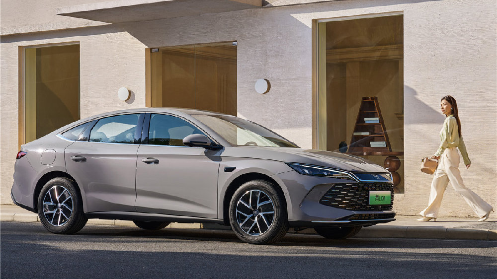 不到10万拿下A+插混轿车顶流，2026款秦L DM-i卷得更起劲