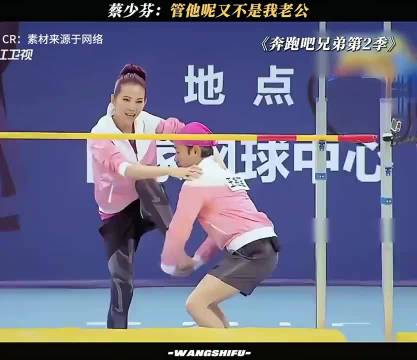 两人眼里只有对胜利的渴望，早期的跑男才是真正的竞技活动