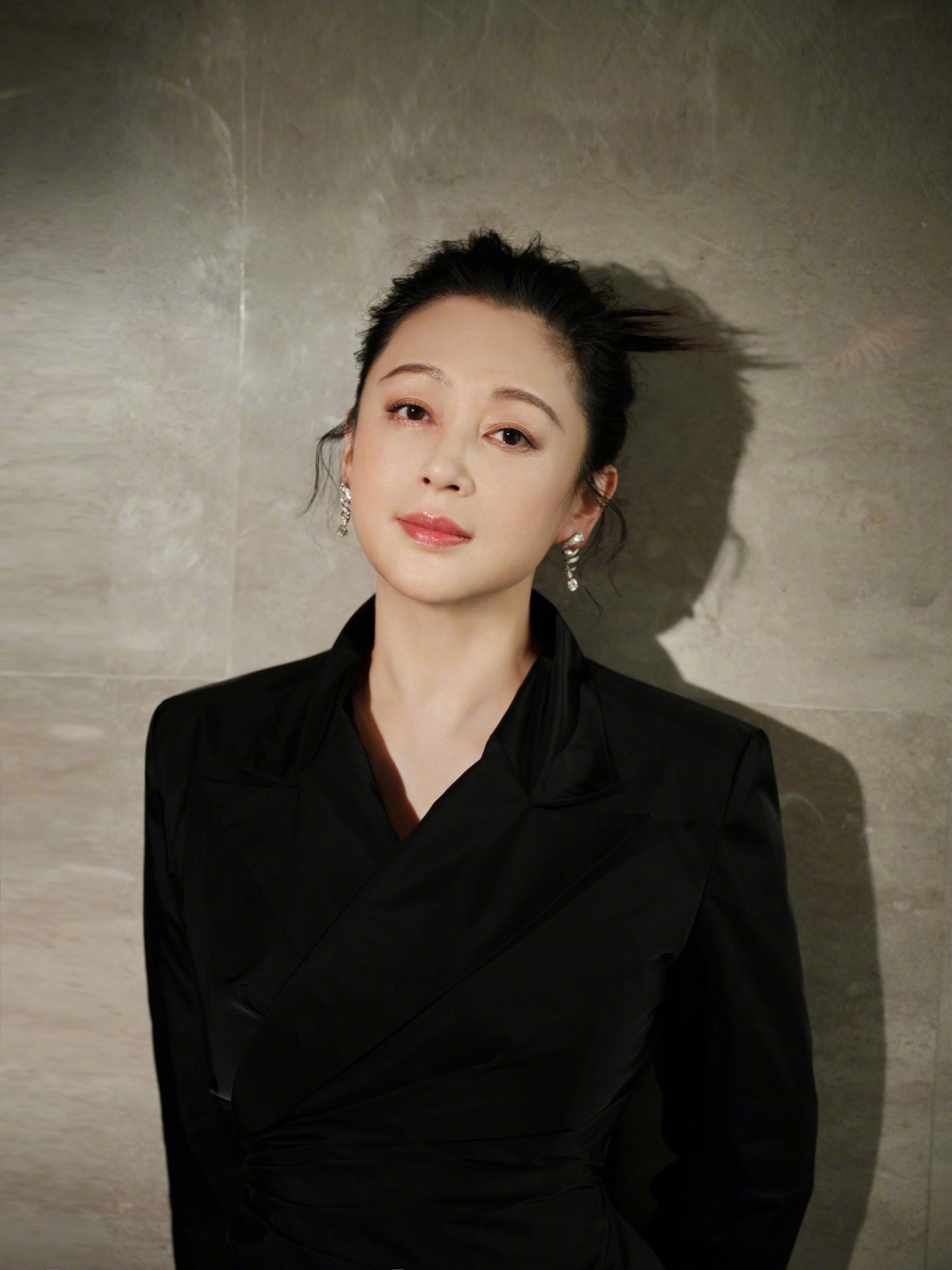 祖国让我轻轻说 陈红举办43届画展谨以此献给国庆70周年