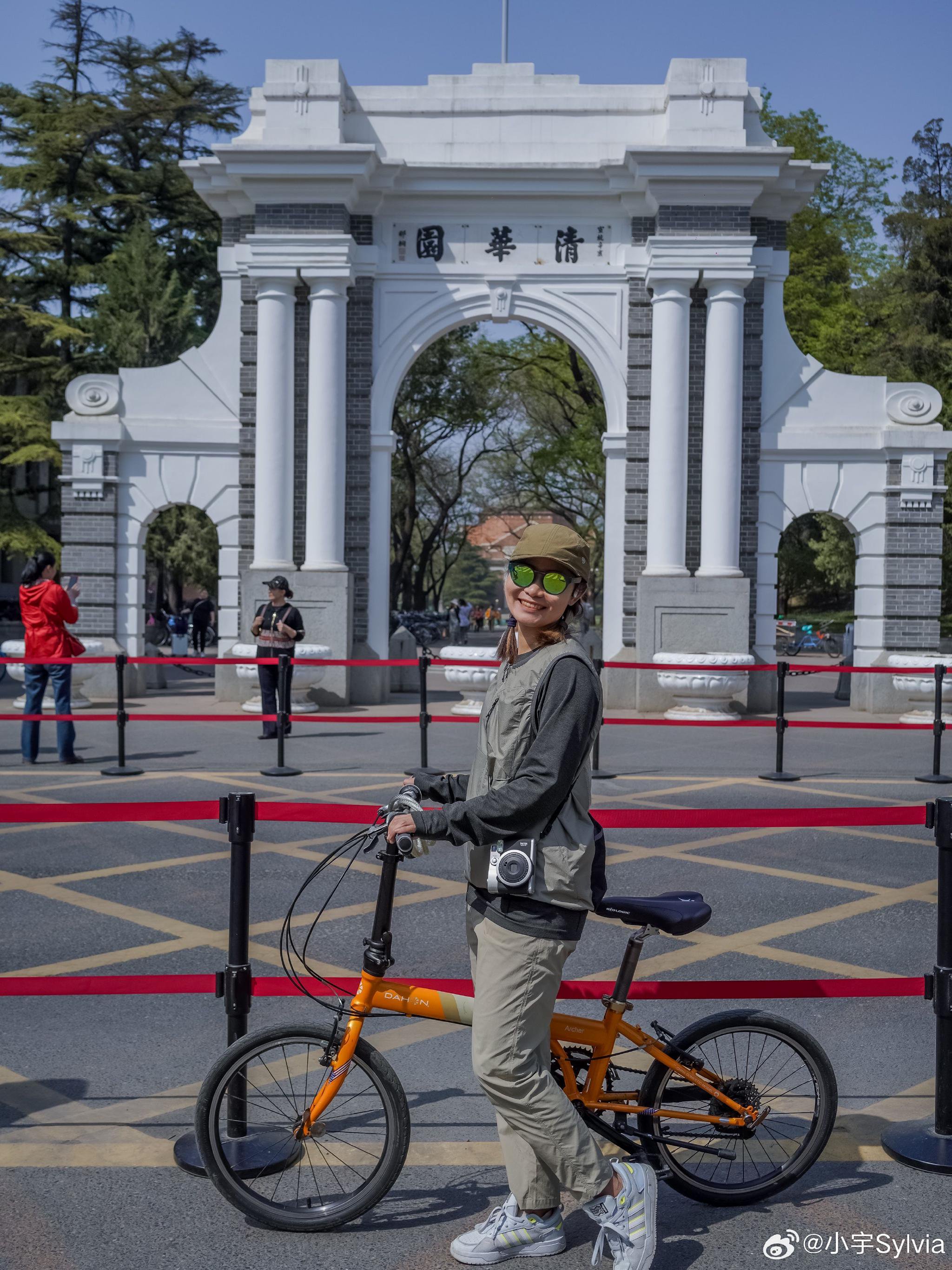 北京天气真不错，骑游清华，感受下高等学府的知识气息～ 诗意的环境…