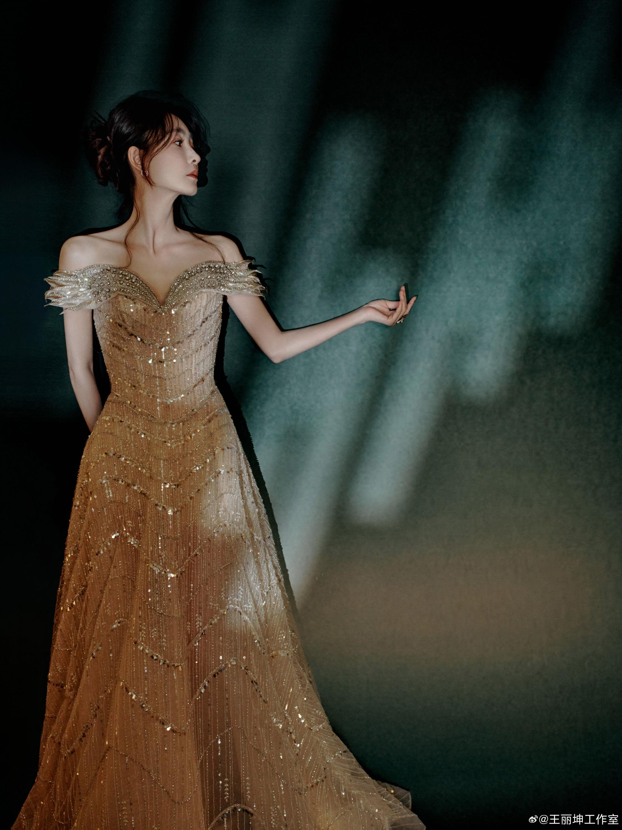 羽翼轻拢，缀满晶莹碎光，演员@王丽坤 赴璀璨之约