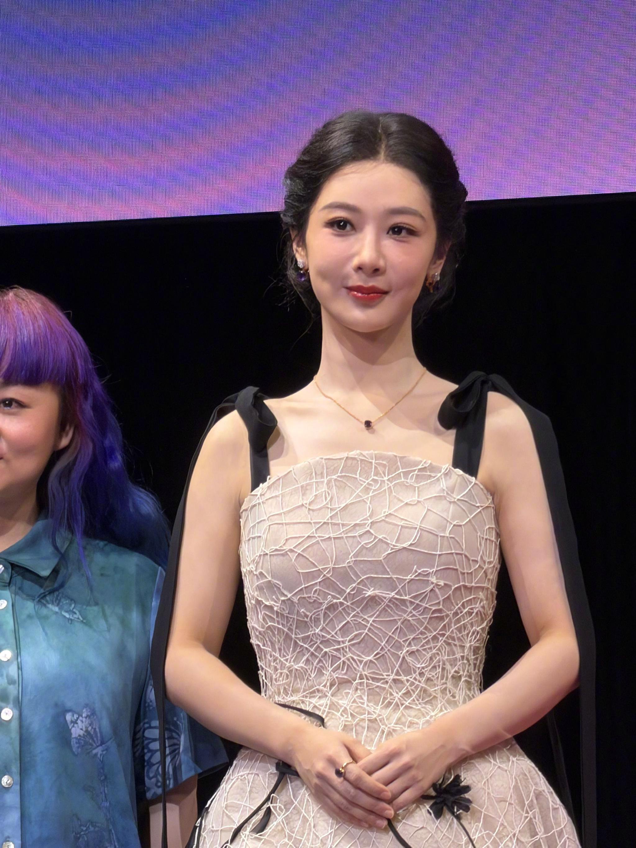 杨紫拿下视后13天公开亮相