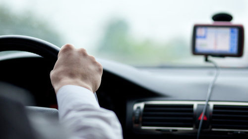 调研40余家车企、主销车型约八成价格倒挂，行业协会点名…