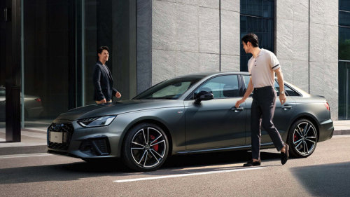 奥迪E5 Sportback首批交付启幕 对比奥迪A4L展现电动豪华新赛道