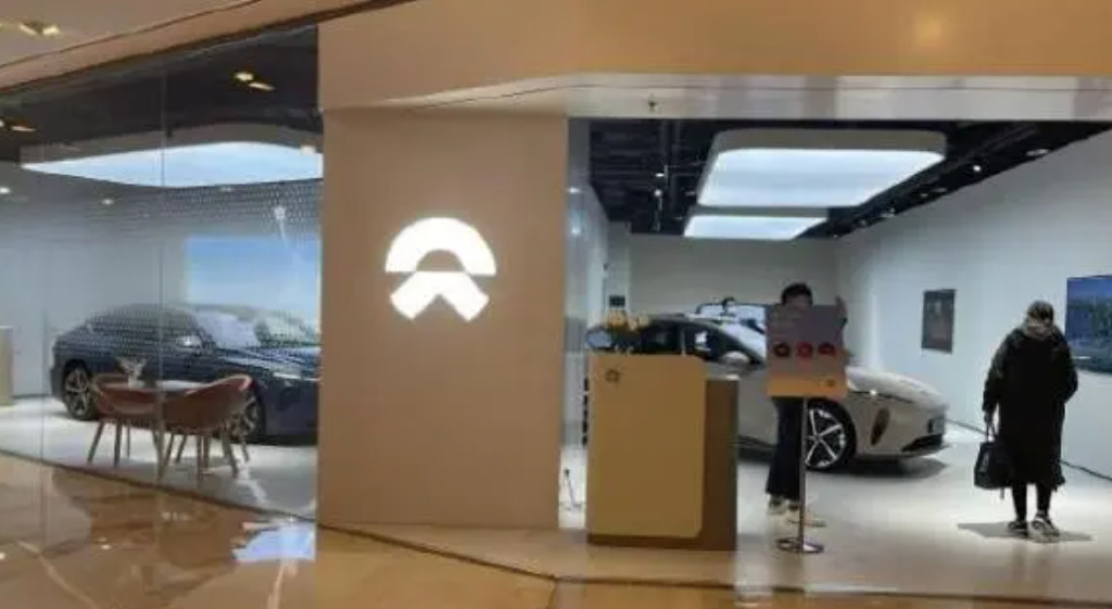 突发!上海一蔚来试驾车冲进人行道致一死一伤休闲区蓝鸢梦想 - Www.slyday.coM 突发!上海一蔚来试驾车冲进人行道致一死一伤休闲区蓝鸢梦想 - Www.slyday.coM