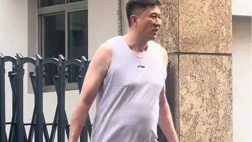 广东队发月饼过中秋！杜锋穿背心凉拖肚子显眼！徐杰领3盒，王少杰领2