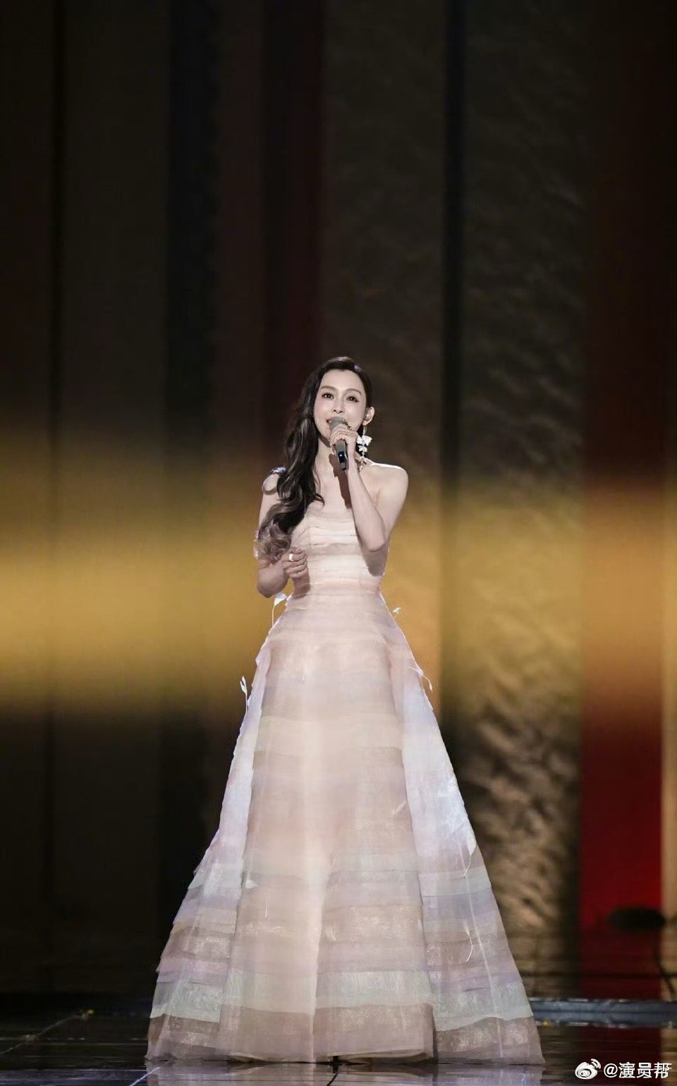 沉浸式聆听动人旋律，范玮琪倾情演绎和音，凭借嗓音魅力惊艳全场观众