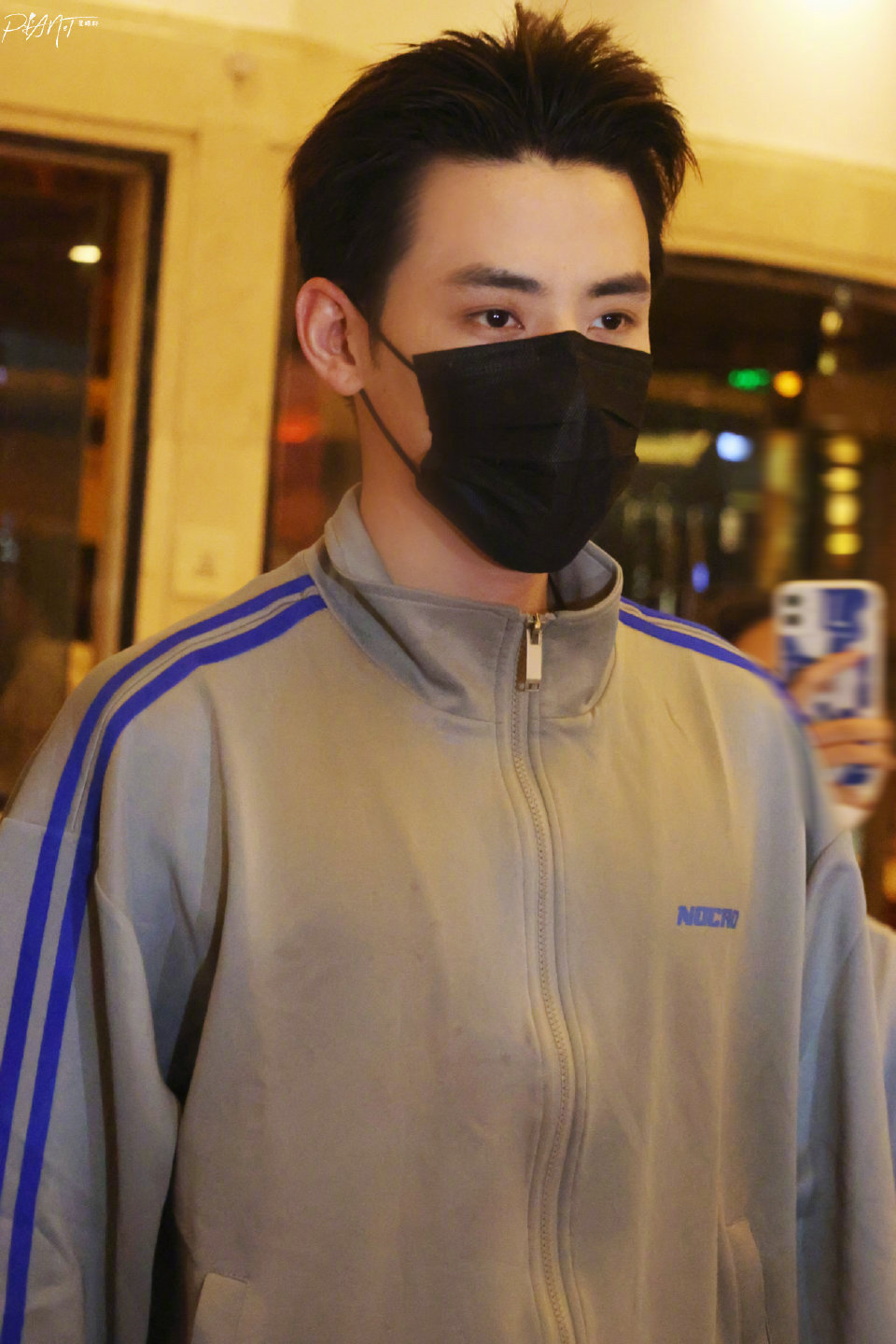 任豪下班饭拍灰色运动装大背头豪帅早点休息哈