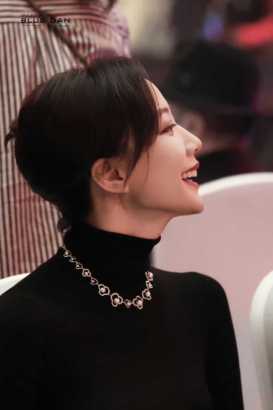 王珞丹素毛衣显高贵气质引赞叹