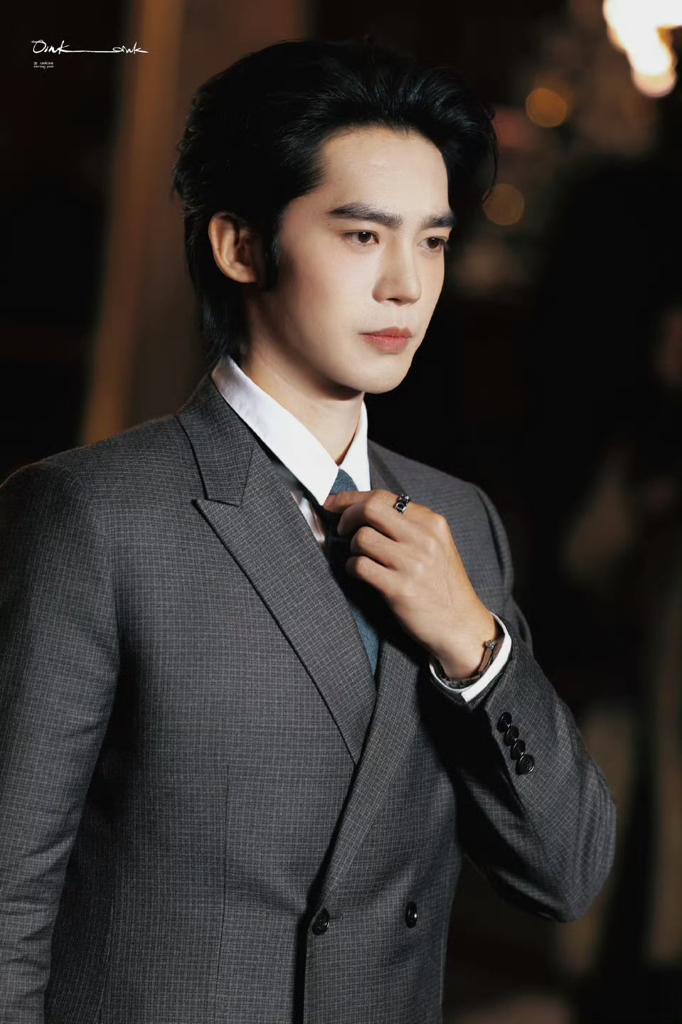 于适穿灰色西装出席Dior点灯活动并清唱新歌