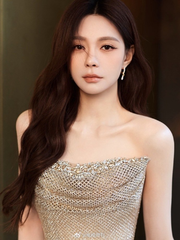 沈梦辰真的一期比一期美！鎏金礼服上身，直接在《声鸣远扬 2025》美成焦点！