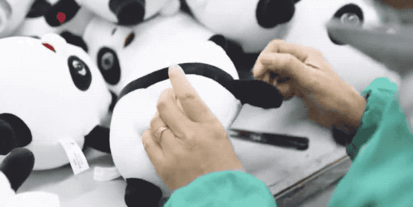 「一墩难求」的冰墩墩是怎么生产的?休闲区蓝鸢梦想 - Www.slyday.coM 「一墩难求」的冰墩墩是怎么生产的?休闲区蓝鸢梦想 - Www.slyday.coM