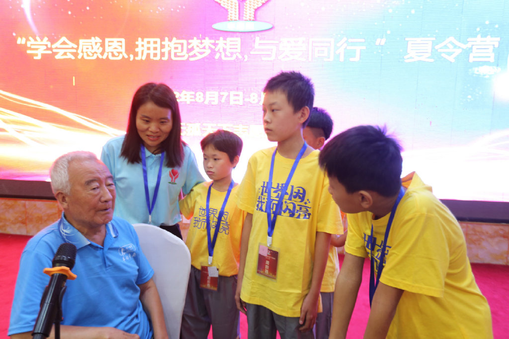 孤困儿童主题夏令营战斗英雄讲故事