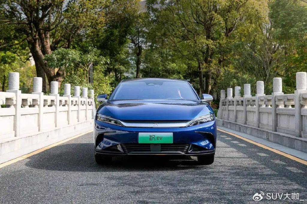 定位中大型車,卻不到18萬起售,銀河E8對比漢EV