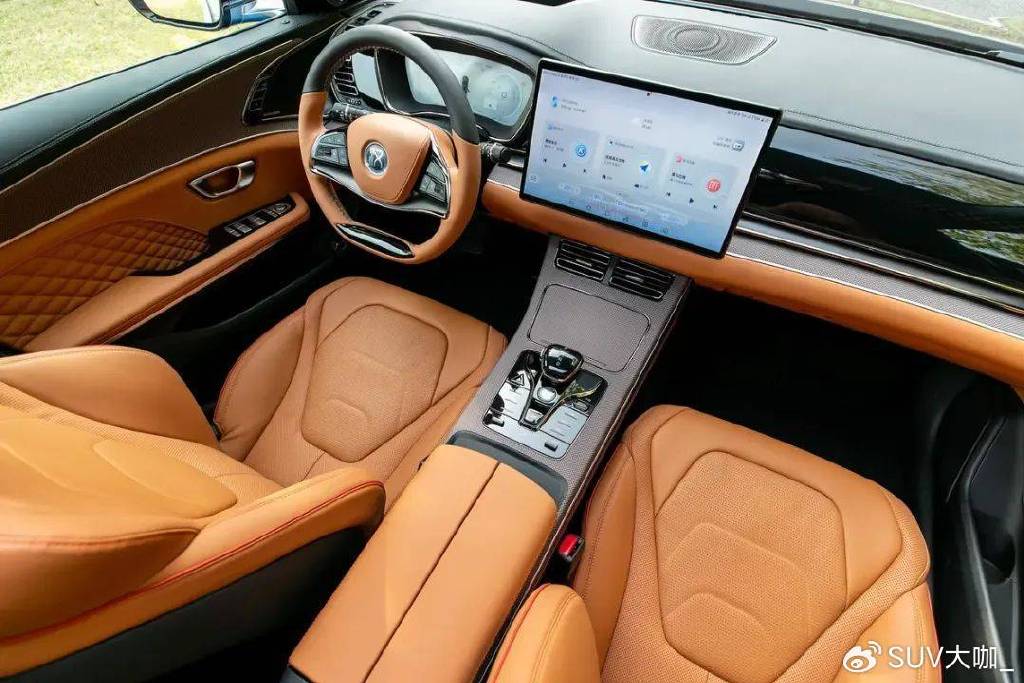 定位中大型車,卻不到18萬起售,銀河E8對比漢EV