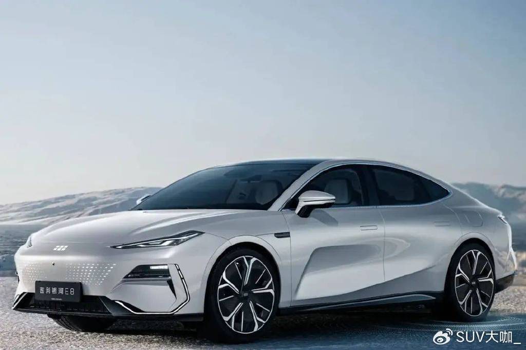 定位中大型車,卻不到18萬起售,銀河E8對比漢EV
