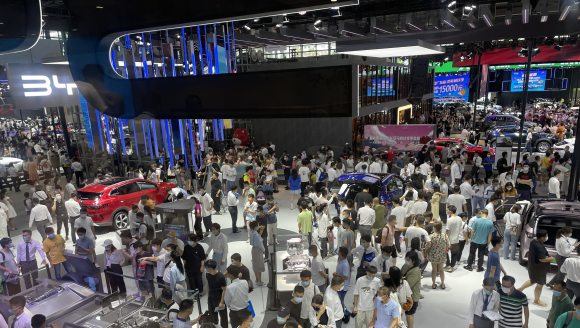 第26届粤港澳大湾区车展现场人流如织 补贴政策下新能源车受青睐
