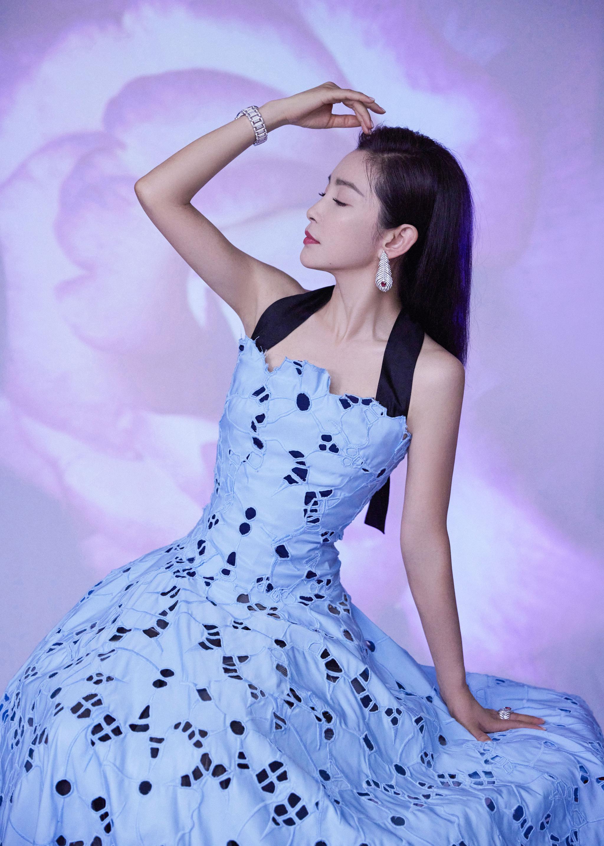 今日，@赵丽颖 身穿一袭水蓝礼服裙优雅亮相品牌活动，状态太好了吧