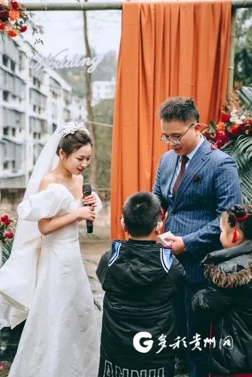 用心又浪漫!贵州一新郎与家人DIY屋顶婚礼!新娘:“感觉自己被爱包围着!”休闲区蓝鸢梦想 - Www.slyday.coM 用心又浪漫!贵州一新郎与家人DIY屋顶婚礼!新娘:“感觉自己被爱包围着!”休闲区蓝鸢梦想 - Www.slyday.coM